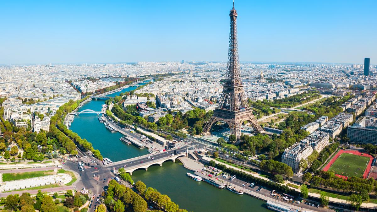 Suatu Malam di Paris – The Hindu