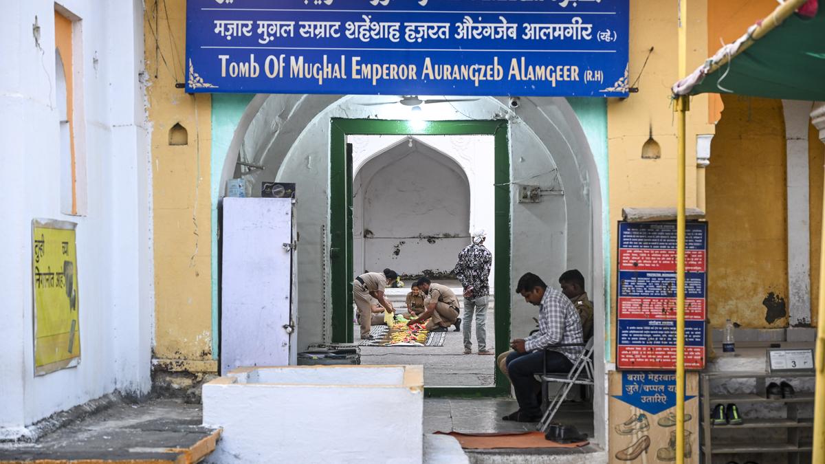 Aurangzeb, trik polarisasi – The Hindu