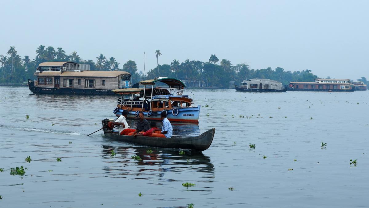 Menghirup kehidupan ke danau vembanad